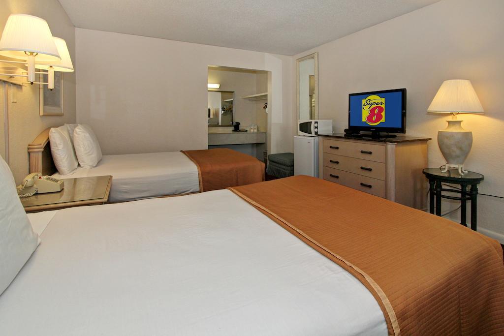 Super 8 By Wyndham Kissimmee Motel Room photo