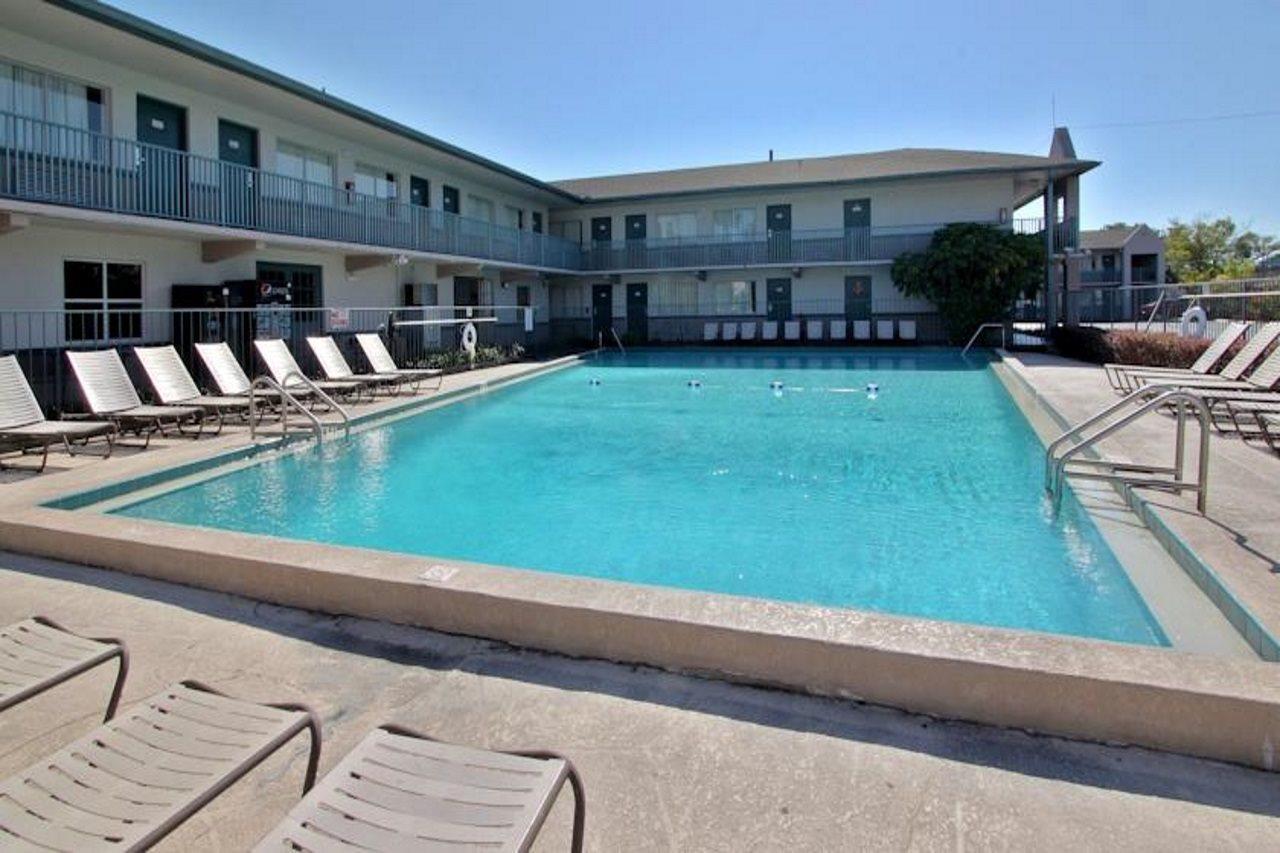 Super 8 By Wyndham Kissimmee Motel Exterior photo